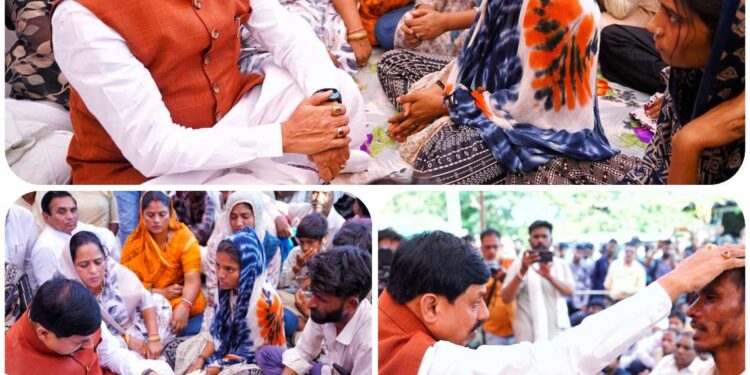 कल खंडवा के ग्राम जामली में प्रतिमा विसर्जन के दौरान हुई दुर्घटना अत्यंत दुखद है। आज यहां पहुंचकर प्रभावित परिजनों से मिला और उनको ढांढस बंधाया। इस कठिन समय में सरकार हर संभव मदद के लिए पीड़ित परिजनों के साथ है।