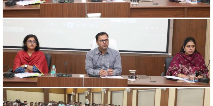 कलेक्टर श्री तिवारी ने सीएम हेल्पलाइन, समग्र ई-केवाईसी, समय-सीमा शिकायतों, फार्मर रजिस्ट्री सहित लंबित प्रकरणों की, की समीक्षा बीईओ के दो दिन के वेतन काटने और नर्मदा घाटी विकास प्राधिकरण के कार्यपालन यंत्री को बैठक में अनुपस्थित रहने पर नोटिस जारी करने के दिये निर्देश समग्र ई-केवाईसी कार्य में लायें तेजी- कलेक्टर
