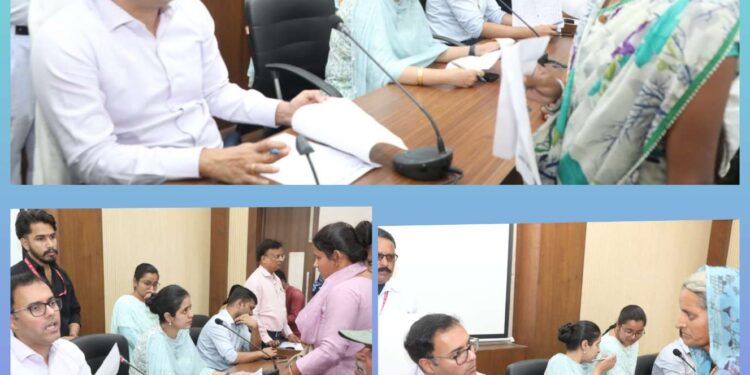 *ब्रेकिंग* *कलेक्टर श्री तिवारी जनसुनवाई में सुन रहे समस्याएं* *अधिकारियों को दे रहे निराकरण के निर्देश*
