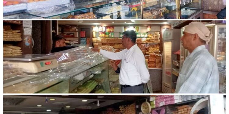कलेक्टर श्री तिवारी के निर्देश पर खाद्य दुकानो से जांच हेतु लिए गये नमूने