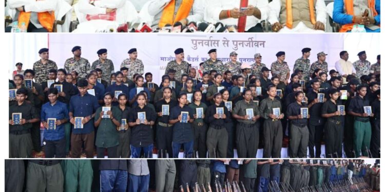 🔶 लाल रास्ते से मुख्यधारा तक — संविधान थामे 210 नक्सलियों का आत्मसमर्पण, बस्तर में नई सुबह का आगाज़