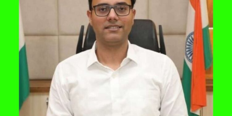 💥 कलेक्टर आशीष तिवारी का बड़ा आदेश — अब बिना हेलमेट किसी भी शासकीय कर्मचारी की एंट्री नहीं! 💥 🛵 दोपहिया वाहन से कार्यालय आने-जाने पर हेलमेट पहनना हुआ अनिवार्य 📜 जिला मजिस्ट्रेट एवं कलेक्टर ने जारी किया सख्त निर्देश — सभी विभागों को भेजा गया आदेश