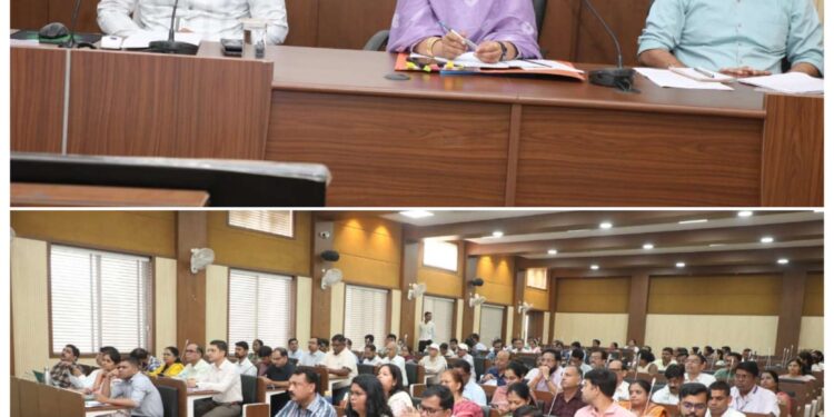 लंबित पेंशन प्रकरणों का करें शीघ्र निराकरण- कलेक्‍टर श्री तिवारी  सीएम हेल्‍पलाइन, समग्र ई-केवाईसी, टीएल पत्रों, फार्मर रजिस्‍ट्री, लंबित न्‍यायालयीन प्रकरणों की कलेक्‍टर ने की समीक्षा