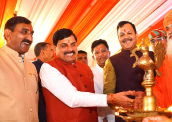 लाड़ली बहनों को दीपावली के पहले मिलेगी राशि मुख्यमंत्री डॉ.यादव हर एक किसान के साथ खड़ी है सरकार, एक-एक खेत का किया जा रहा है सर्वे