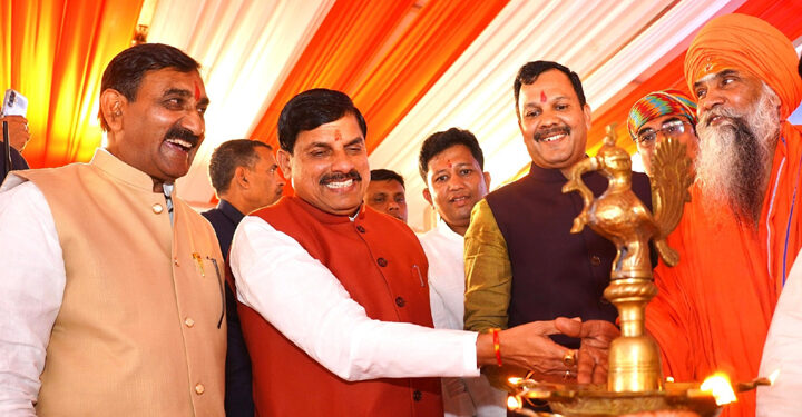 लाड़ली बहनों को दीपावली के पहले मिलेगी राशि मुख्यमंत्री डॉ.यादव हर एक किसान के साथ खड़ी है सरकार, एक-एक खेत का किया जा रहा है सर्वे