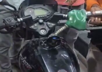 वायरल VIDEO एक पल्सर मोटरसाइकिल, जिसकी टंकी की क्षमता 11 लीटर है, में पेट्रोल पंप कर्मचारियों ने 17 लीटर पेट्रोल भर दिया।