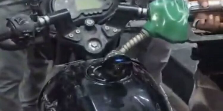 वायरल VIDEO एक पल्सर मोटरसाइकिल, जिसकी टंकी की क्षमता 11 लीटर है, में पेट्रोल पंप कर्मचारियों ने 17 लीटर पेट्रोल भर दिया।