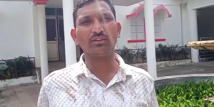 *कटनी कलेक्टर के पास मजदूर ने मजदूरी ना मिलने की लगाई गुहार विधुत ठेकेदार जबाब दार*