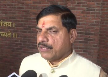 छिंदवाड़ा में अमानक कफ सिरप से हुई बच्चों की दुखद मृत्यु की घटना की जांच के लिए एसआईटी का गठन किया गया है। प्रदेश की पुलिस ने तत्परता दिखाते हुए तमिलनाडु से दवा निर्माता कंपनी के मालिक को गिरफ्तार किया CM