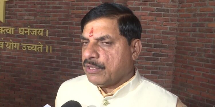 छिंदवाड़ा में अमानक कफ सिरप से हुई बच्चों की दुखद मृत्यु की घटना की जांच के लिए एसआईटी का गठन किया गया है। प्रदेश की पुलिस ने तत्परता दिखाते हुए तमिलनाडु से दवा निर्माता कंपनी के मालिक को गिरफ्तार किया CM