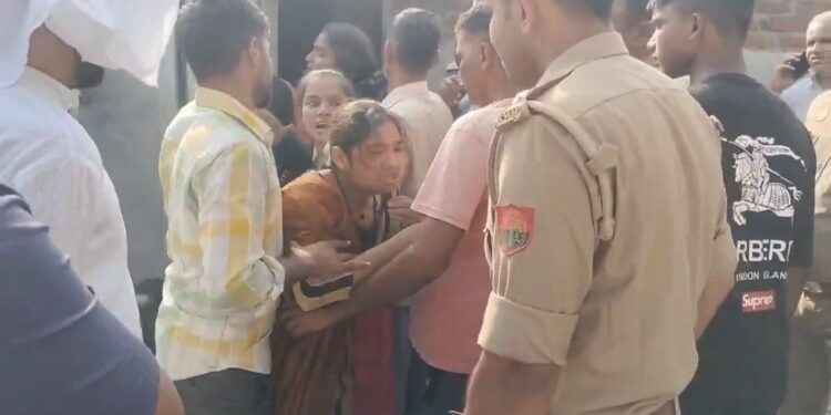 2 नाबालिग बच्चों ने हथौड़े से तीनों मर्डर किए VIDEO