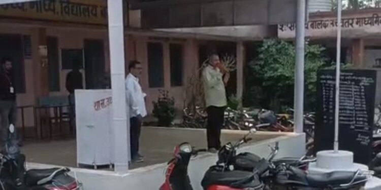 बिना प्राचार्य अनुमति के शिक्षक ने ही कर दी अनिश्चित कालीन स्कूल बंद की घोषणा वायरल VIDEO