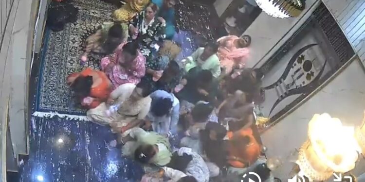 *💥BIG BREAKING*💥 *इंदौर में 24 किन्नरों ने एक साथ पिया जहर… कई की हालत गंभीर।*