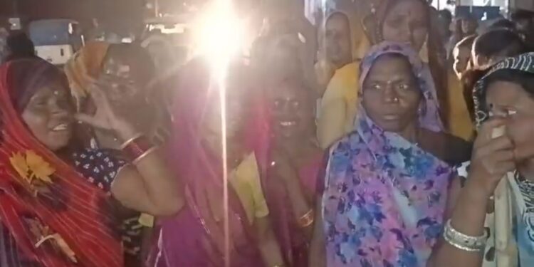 स्लीमनाबाद: ग्राम बड़खेरा में अवैध शराब बिक्री के विरोध में ग्रामीणों का फूटा गुस्सा, महिलाओं ने किया रोड जाम