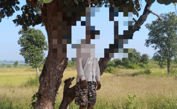 पेड़ पर फांसी के फंदे लटकता मिला शव।  आत्महत्या या हत्या पुलिस मामले की जांच में जुटी;घटना के बाद क्षेत्र में हड़कंप।