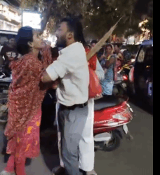 🔥 इंदौर ब्रेकिंग — सड़क बनी रणभूमि! पत्नी ने अफसर को रंगे हाथों पकड़ा, जमकर हुई धुनाई 😱 VIDEO