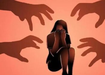 नशे में धुत 5 ने किया गैंगरेप?, 27 वर्षीय महिला के साथ घर में धमकाकर और बारी-बारी से यौन शोषण, 25000 रुपये नकद और 2 मोबाइल लेकर फरार