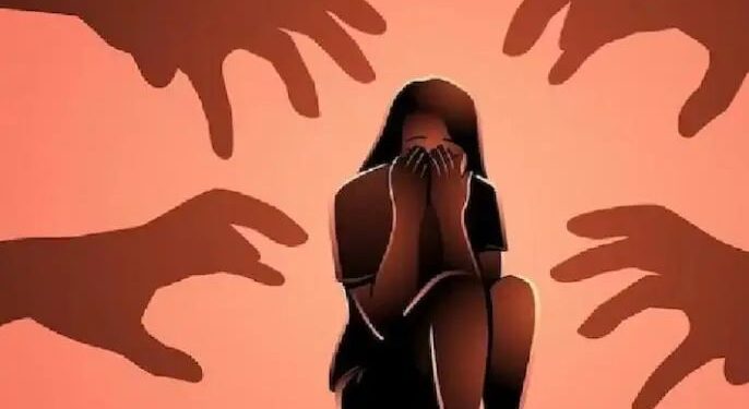 नशे में धुत 5 ने किया गैंगरेप?, 27 वर्षीय महिला के साथ घर में धमकाकर और बारी-बारी से यौन शोषण, 25000 रुपये नकद और 2 मोबाइल लेकर फरार