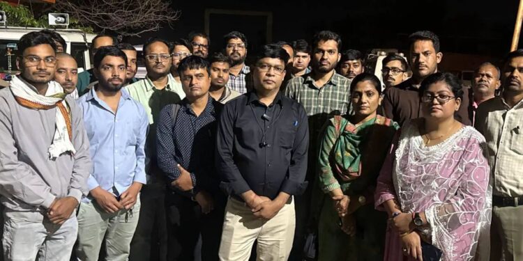 शिकायत का समाधान करने गई राजस्व टीम को बनाया बंधक, महिला पटवारी से अभद्रता