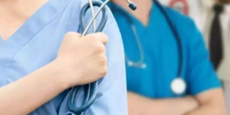 सुपर स्पेशियलिटी अस्पताल में नर्सिंग अधिकारी से छेड़छाड़ का आरोप, अधीक्षक और डॉक्टर पर FIR दर्ज