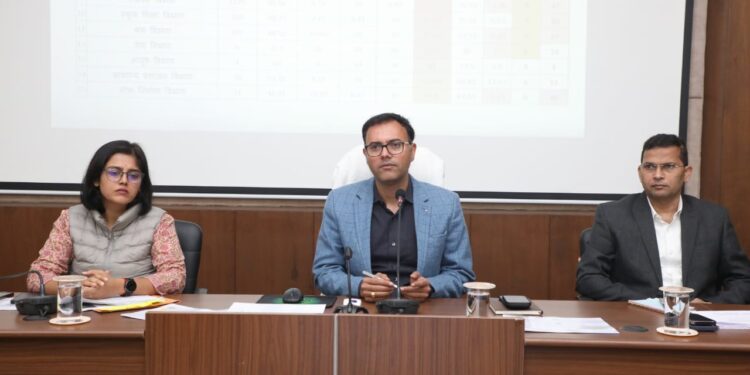 आयुष्मान कार्ड बनाने में लायें तेजी – कलेक्टर श्री तिवारी