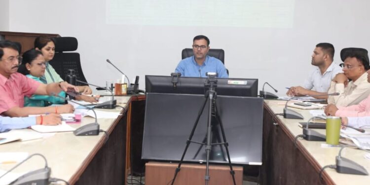 निर्वाचक नामावली का विशेष गहन पुनरीक्षण कार्यक्रम मंगलवार से जिले के 10 लाख से अधिक मतदाताओं के घर-घर पहुंचेंगे बीएलओ -करेंगे गणना पत्रक का वितरण