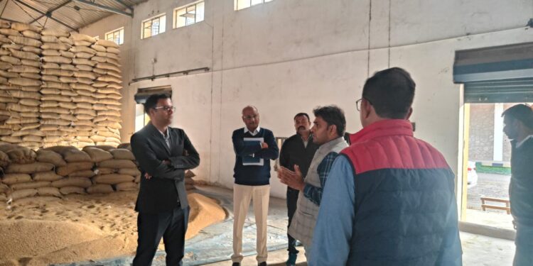कलेक्टर श्री तिवारी ने वेयरहाउस और उपार्जन केन्द्रों का किया औचक निरीक्षण