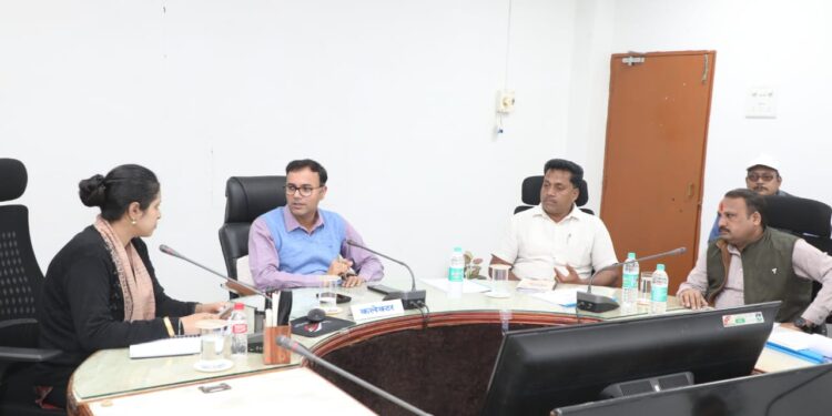 कलेक्टर ने कृषि कार्य हेतु जलाशयों से किसानों को पानी मुहैया कराने और नहरों की मरम्मत के दिये निर्देश जिला जल उपयोगिता समिति की बैठक में अधिकारियों को कलेक्टर के निर्देश