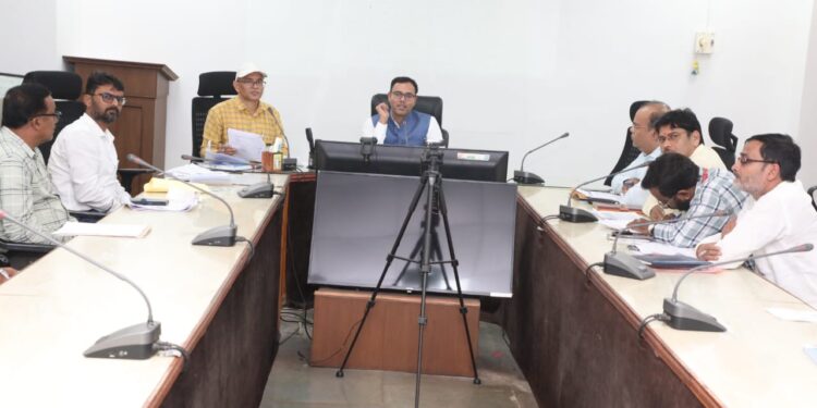 किसान हितैषी बनें सहकारी समितियां- कलेक्टर श्री तिवारी खाद प्राप्त करने में किसानों को न हो असुविधा कलेक्टर श्री तिवारी ने की सहकारी समितियों के माध्यम से उर्वरक वितरण कार्य की गहन समीक्षा