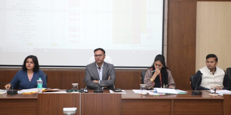 अवैध कॉलोनाइजर्स के विरूद्ध करें कड़ी कार्रवाई- कलेक्टर नरवाई जलाने वालों के विरूद्ध दर्ज करायें एफआईआर, जुर्माना भी लगायें कलेक्टर श्री तिवारी ने समय-सीमा बैठक में दिये निर्देश