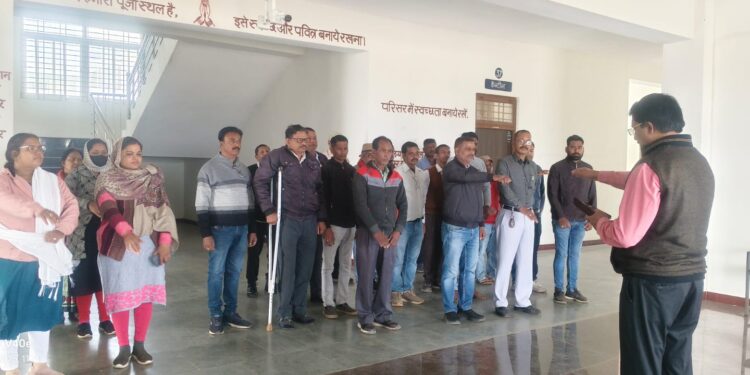 संविधान दिवस पर एसडीएम प्रमोद चतुर्वेदी ने दिलाई शपथ