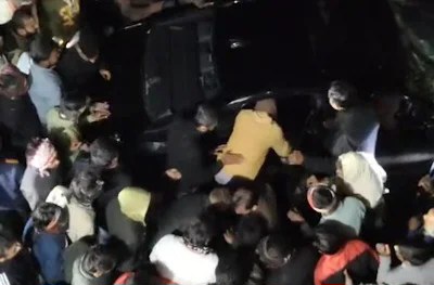 बिलहरी में सुरक्षा अव्यवस्थाओं की पोल: बिना संकेत खड़े ऑटो से टकराई कार, तालाब में गिरने से दो युवकों की मौत