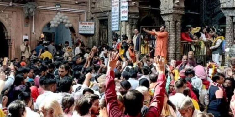 बांके बिहारी मंदिर में दर्शन के दौरान हिंसक विवाद, बुजुर्ग श्रद्धालु गंभीर रूप से घायल