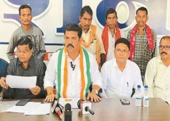 🛑 सलवा जुडूम विस्थापितों की 127 एकड़ जमीन पर उद्योगपति का कब्जा! कांग्रेस विधायक मंडावी का गंभीर आरोप
