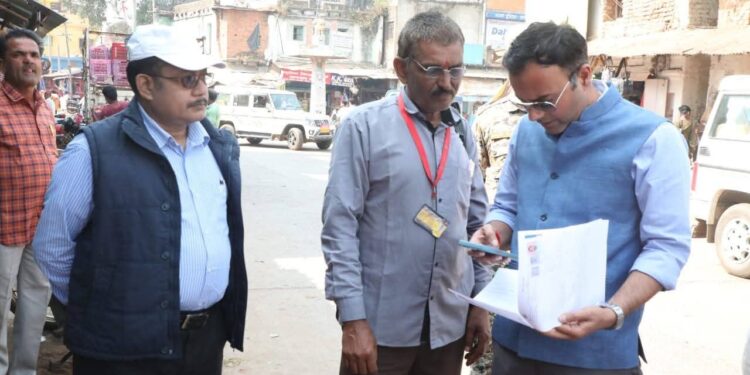 कलेक्टर ने ढीमरखेड़ा के गांवों में पहुंचकर बीएलओ के कार्यों का किया औचक निरीक्षण, कार्यों में तेजी लाने के दिये निर्देश