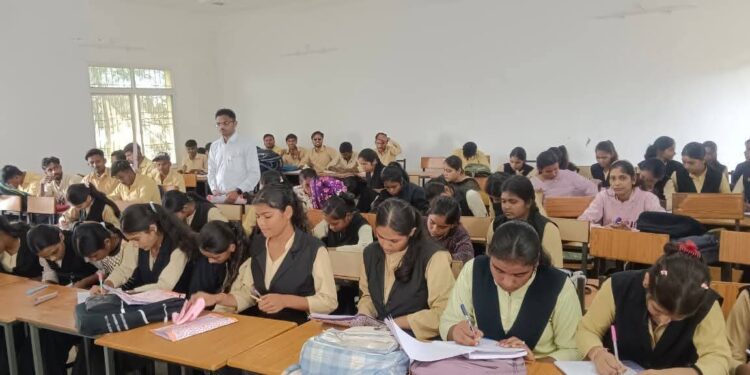 शासकीय तिलक महाविद्यालय में फील्ड प्रोजेक्ट निर्माण पर कार्यशाला आयोजित