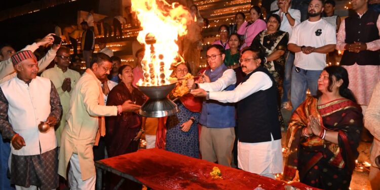 *ब्रेकिंग*  *दीपोत्सव पर्व*  *देव प्रबोधिनी एकादशी पर कटायेघाट 15 हजार दीयों की रोशनी से जगमगाया*  *संध्‍या संगीत में प्रख्‍यात भजन गायक नमन तिवारी की मनमोहक प्रस्तुति ने बांधा समां*