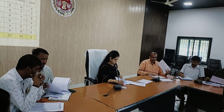 *मध्यान्ह भोजन में गुणवत्ता सुधार हेतु अधिकारी सघन निरीक्षण करें- जिला पंचायत सीईओ*  *आंगनवाड़ी भवन सहित अन्य अत्यंत पुराने निर्माण कार्यों को समस्याओं का निराकरण कराते हुए मिशन मोड पर पूर्ण कराएं- सुश्री कौर*