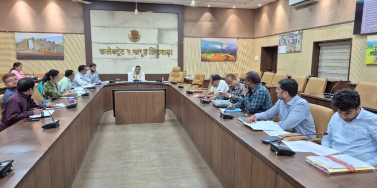 *कलेक्टर श्री नारायन की अध्यक्षता में जनजातीय कार्य विभाग की योजनाओं की समीक्षा बैठक सम्पन्न*