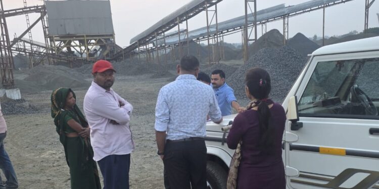 *राजस्व एवं खनिज अमले ने किया बरही के गांवों के क्रेशर खदानों का संयुक्त निरीक्षण*  *अवैध परिवहन पर ट्रक किया जब्त* देखे  VIDEO