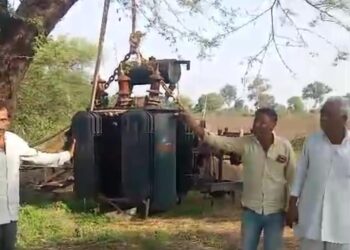 बिजली विभाग की बड़ी लापरवाही”  पेड़ पर ही टांग दिया ट्रांसफार्मर ग्राम कनाड़िया..!