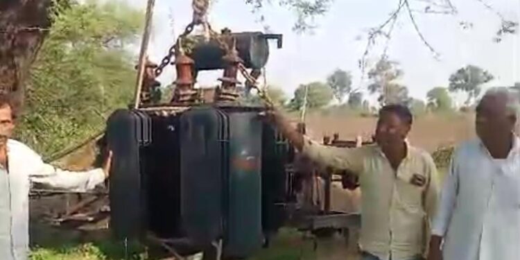 बिजली विभाग की बड़ी लापरवाही” पेड़ पर ही टांग दिया ट्रांसफार्मर ग्राम कनाड़िया..!