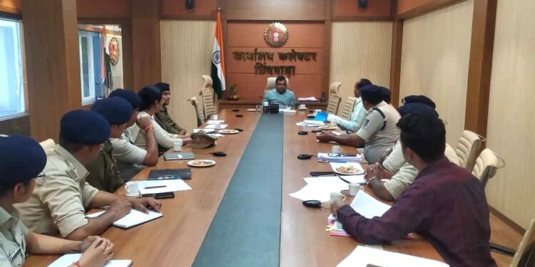 *कलेक्टर श्री नारायन ने ली आबकारी विभाग की समीक्षा बैठक*  *आबकारी विभाग के कार्यों एवं राजस्व प्राप्ति की हुई समीक्षा*