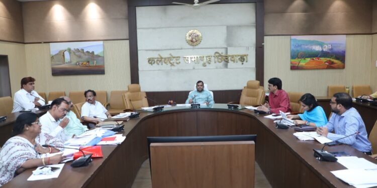 *कलेक्टर ने ली स्वास्थ्य एवं महिला बाल विकास विभाग की संयुक्त समीक्षा बैठक*  *गर्भवती माताओं और शिशुओं के स्वास्थ्य की गंभीरता से निगरानी के निर्देश दिए*  *जन्मप्रमाण पत्र जन्म के 48 घंटों के अंदर मिल सके, बनाएं ऐसी व्यवस्था – कलेक्टर*