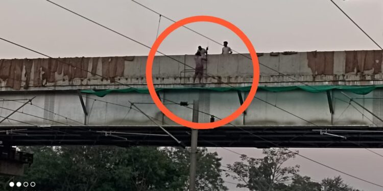 ठेकेदार की मनमानी,,जान हथेली पर लेकर मजदूर कर रहे काम,,,,