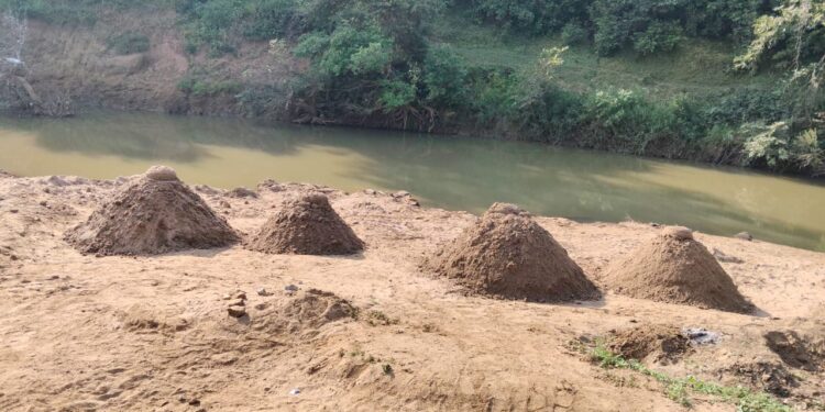 **ग्राम पंचायत महनेर के आश्रित ग्राम वीरान घुघरी में रेत माफियाओं का आतंक