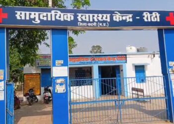 सरकारी दवा फ्री, फिर भी वसूली,,रीठी स्वास्थ्य केंद्र में ग्रामीणों से वसूले जा रहे पैसे,,