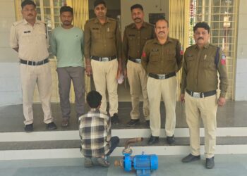 सबमर्सिबल मोटर पंप चोरी के मामले का आरोपी पुलिस की गिरफ्त मैं,,,