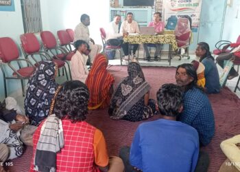 ई-केवाईसी करावाने हितग्राही पहुंचे पंचायत कार्यालय,,