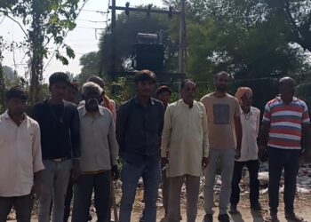 15,20दिनों से गांव में छाया अंधेरा ग्रामवासियों मैं आक्रोश,,,